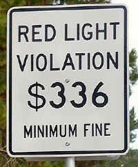 Red_light_fine_sign_CA.jpg (43008 bytes)