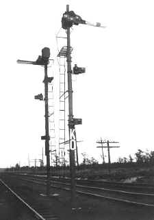 Block Signal-KO-Ronkonkoma-1940 (T. Sommer-Keller).jpg (29264 bytes)