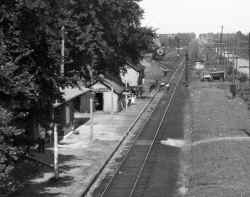 Station-Ronkonkoma-New-Temp-Exp Hse-KO Cabin-G5s-Train-View E-1940 (Sommer-Keller).jpg (118995 bytes)