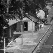 Station-Ronkonkoma-TemporaryDepot-NewDepot-ViewE-1940(Sommer-Keller).jpg (82519 bytes)