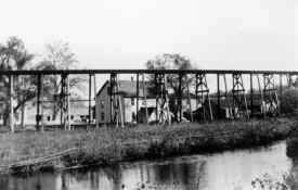 Smithtown-wood-trestle-bridge_Emery-SUNY_viewNE_c.1890.jpg (63792 bytes)