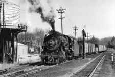 Smithtown_H10s-107_freight-L-57_westbound_passing-siding_2-1953_John-Krause.jpg (100326 bytes)
