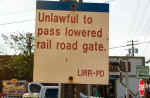 Unlawful-pass-lowered-gate_Main-St-Farmingdale_10-7-17_Bill Mangahas.jpg (60689 bytes)