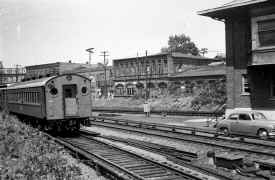 2-MU Hempstead Train-East-Hempstead Br-Passing PARK Tower-Floral Pk-1950 (Keller).jpg (115287 bytes)