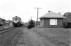Station-East Moriches-FA1 613 and Train WB-View E-05-88 (Keller-Keller).jpg (116178 bytes)
