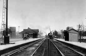 Station-Hicksville-D16b-223-Water Tower-1910.jpg (77241 bytes)