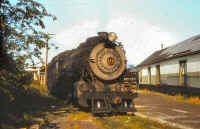 lirr111-H10s_ on-L45_Hicksville-Freight-House_westofstation_viewE_10-1954_Huneke.jpg (134010 bytes)