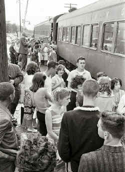 Prom-Train-embarking_1961_BillCarlsen.jpg (88047 bytes)