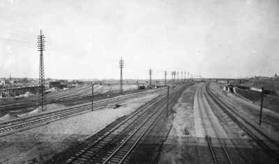 Main Line Tracks-Sunnyside Yard Under Constr.-View E - c. 1909 (Keller).jpg (79156 bytes)