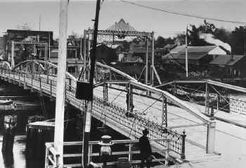 NY&QT Tracks on Flushing Creek Bridge-View E-Flushing, NY - 10-24-1902 (Keller).jpg (135670 bytes)