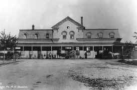 Station-CollegePoint-c.1880.jpg (89241 bytes)
