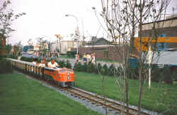 LIRR - World's Fair - LIRR Miniature Train Ride - 6-24-64.JPG (170824 bytes)