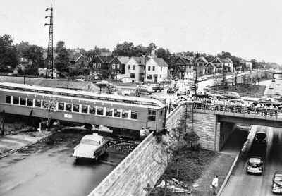 LIRR-wreck-coach_west-Dunton-Yard_Van-Wyck-Atlantic-Ave_viewS_c.early1950s.jpg (119998 bytes)