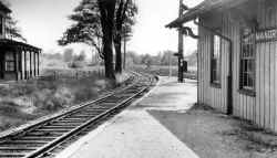 Station-Manorville-Rear-West-6-34.jpg (99163 bytes)