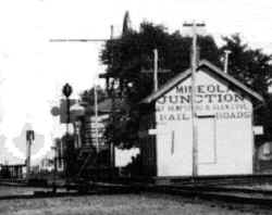 Station-Mineola-Ground View East-zoom_1880.jpg (98031 bytes)