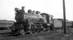 PRR E3sd-3148-LIRR Train-in Yard-Oyster-Bay-1940 (Keller).jpg (85374 bytes)