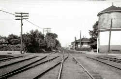 Patchogue_Railroad-Ave_Water-tank-Express-House_viewE_c.1943_FredWeber-Keller.jpg (50929 bytes)
