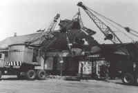Patchogue_demolition-crane_05-1963.jpg (20896 bytes)