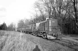 RS3-1551_train-4647- WB at Sta-Kings Park State Hospital - 1964 (Schneider-Keller).jpg (125129 bytes)