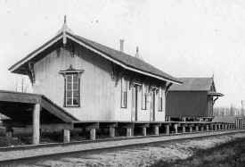 Smithtown-Station_c.1878_GeorgeBrainerd.jpg (102694 bytes)