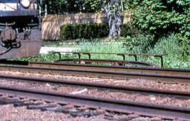 Third Rail Test Track for Newly-Arrived DM Locomotives-Greenlawn-View NW-5-22-98 (Keller).jpg (134523 bytes)