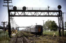 MP54_Aqueduct-Race-trains_laid-up_Howard-Beach_6-1955_(Rugen-Huneke).jpg (108695 bytes)