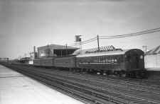 MU_Train_at_Sta-Aqueduct-View_NE-1949_Edwards-Keller.jpg (94878 bytes)