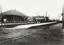 Station-Arverne-Gaston_Ave-View_NE-c. 1915.JPG (70937 bytes)