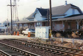 Roslyn-Station-move_ViewNW_12-8-1988_Morrison.jpg (99199 bytes)