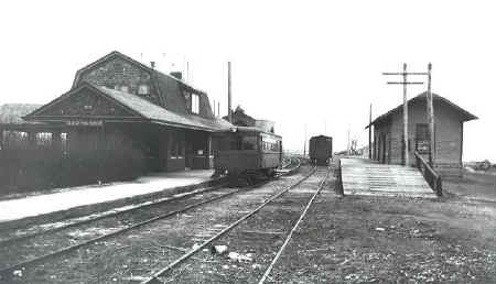 Sag-Harbor-Station_Freight-House_c.1930_Huneke.jpg (52980 bytes)