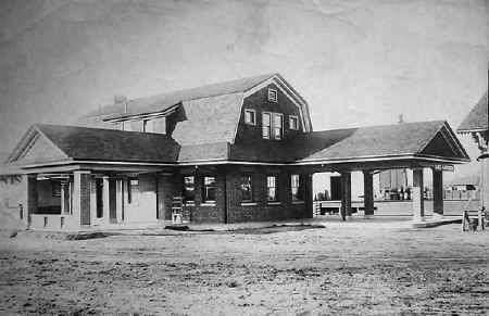 Sag-Harbor-station_near-completion-1910_viewNW_2nd-depot-far-right.jpg (56918 bytes)