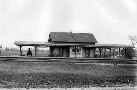 Station-Bridgehampton-View S - c. 1910 (Keller).jpg (92047 bytes)