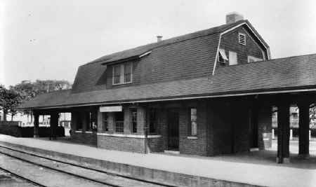 Station-Sag Harbor-View SE-c. 1925 (Osborne-Keller).jpg (80484 bytes)
