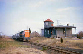 Shinnecock-Hills_westbound-train_viewE_1964_BradPhillips.jpg (76475 bytes)