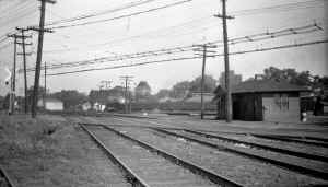 2-SIRT-Station-SIRT Tracks CNJ Camelback and Train-SIRT-CNJ Interchange-Cranford Jct. - c. 1946.jpg (126269 bytes)