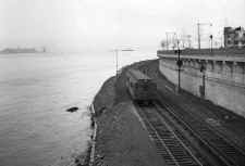 SIRT-One-Car Train-Approaching Sta-New-Brighton_viewNE-c.1948_Keller.jpg (101094 bytes)